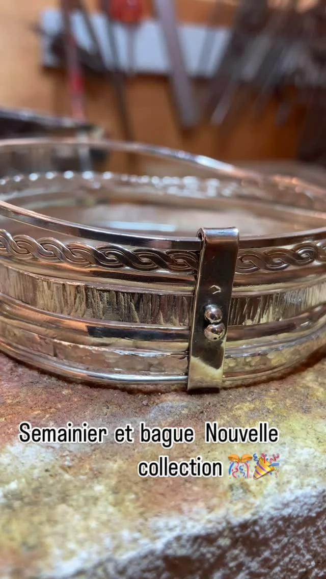 #karinabadihatelier #ruedesrevennes #vieilantibes #imaginationjewelry #jewelrydesigner #pieceunique #hechoamano #joyeriaartesanal #bijouxcreateur #platajoyas #metiersdart #goodvib #crear #creativejewelry#universocreativo #crearjoyas #pratajoias #joalharia #artesã #artesanal