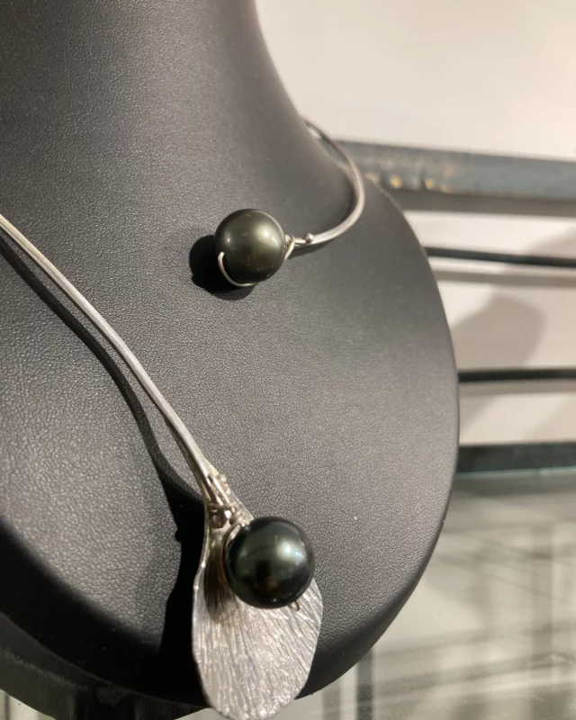 Collier Argent perles de Tahiti  Commande livrée #bijouxpersonnalisés #pièceunique #creativejewellery #artejoyeria #artjewels #platajoyas#personnalisedjewelery #hechoamanoconamor❤️ #faitmainfrançais #metierdart #metierpassion #lovemyjob #ruedesrevennes #vieilantibes #antibesjuanlespins #karinabadihatelier