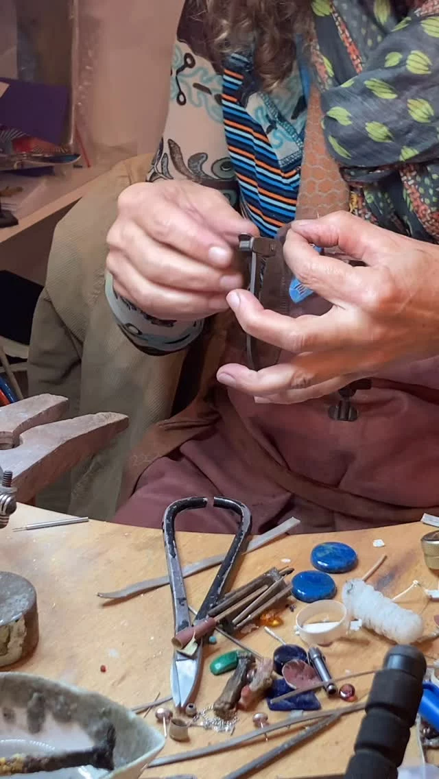 #ruedesrevennes #vieilantibes #imaginationjewelry #jewelrydesigner #antibesjuanlespins #pieceunique #hechoamano #bijouxcreateur #joyeriaartesanal #karinabadihatelier #commandepersonnalisée#hechoamano #platajoyas #artesanal #artejoyas