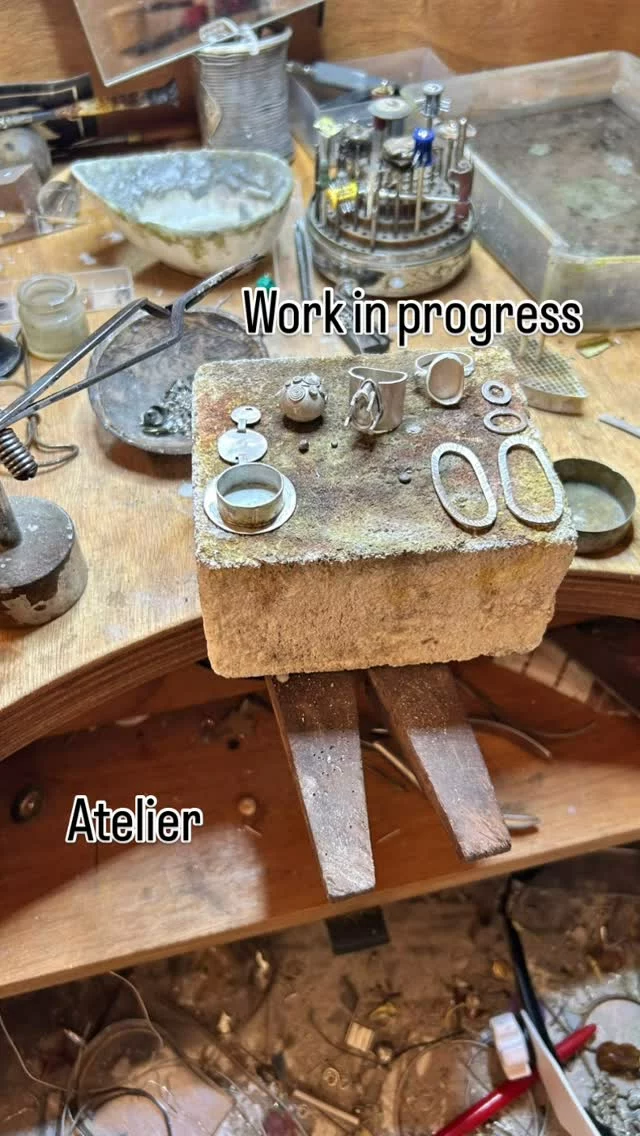 #vieilantibes #ruedesrevennes #imaginationjewelry #jewelrydesigner #pieceunique #hechoamano #bijouxcreateur #antibesjuanlespins #joyeriaartesanal #bijouxpersonnalisés #joyeríacreativa #vamoarriba #karinabadihatelier #goodvibesjewelry